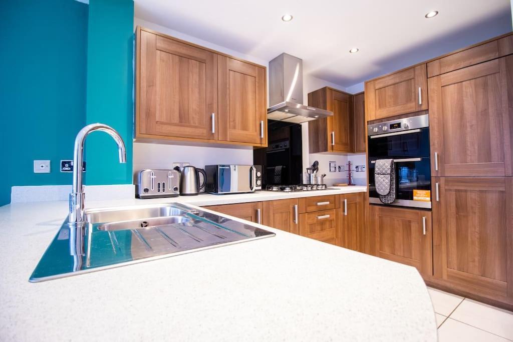 4Br Contractor Town House 2.5Bathrooms, 2 Free Parking Spaces Managed By Chique Properties Милтон-Кейнс Экстерьер фото