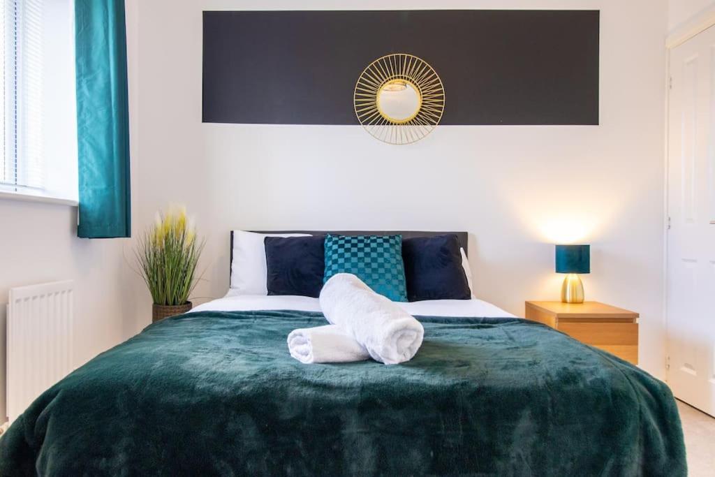 4Br Contractor Town House 2.5Bathrooms, 2 Free Parking Spaces Managed By Chique Properties Милтон-Кейнс Экстерьер фото