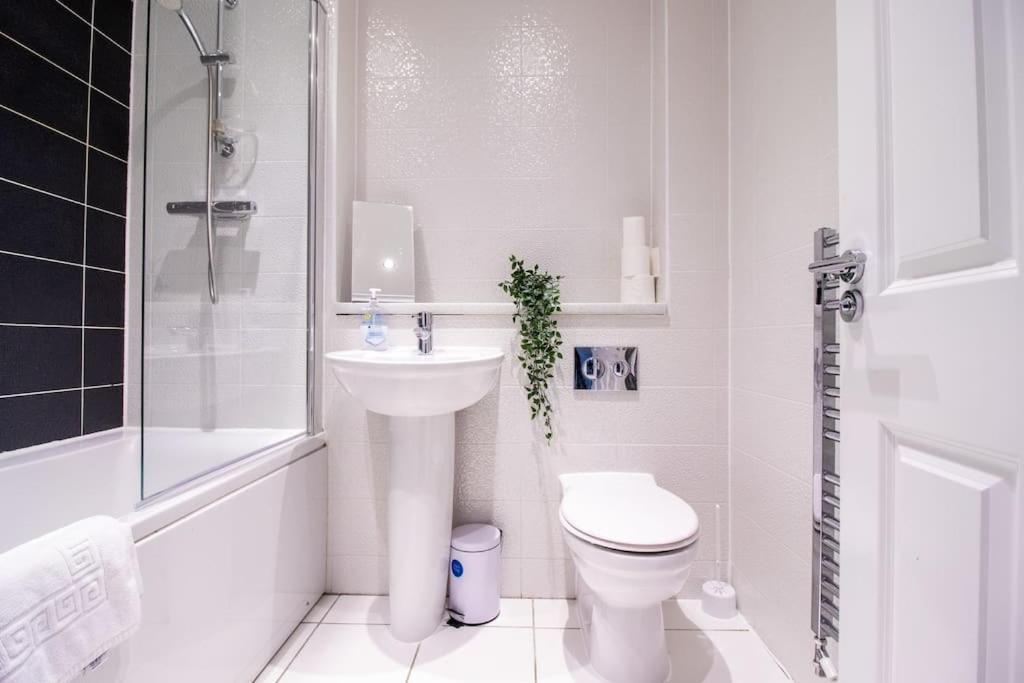 4Br Contractor Town House 2.5Bathrooms, 2 Free Parking Spaces Managed By Chique Properties Милтон-Кейнс Экстерьер фото