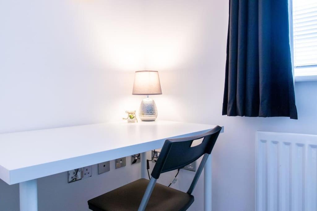4Br Contractor Town House 2.5Bathrooms, 2 Free Parking Spaces Managed By Chique Properties Милтон-Кейнс Экстерьер фото